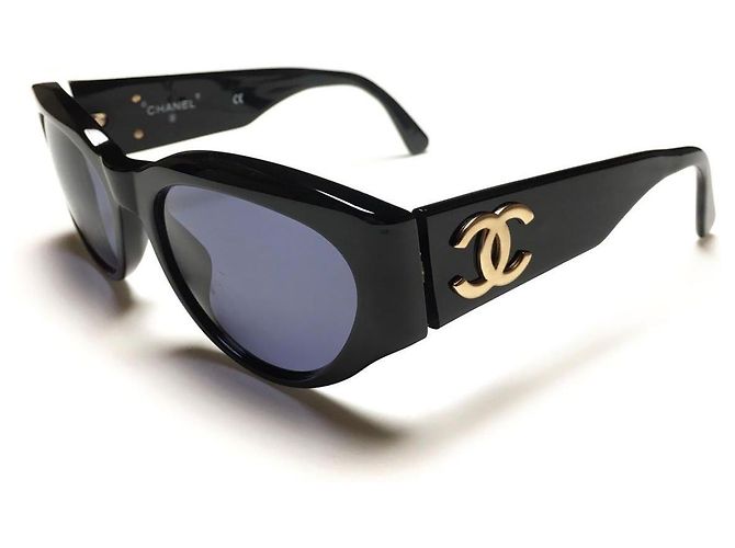 Occhiali da sole Chanel neri con logo CC dorato Nero D'oro