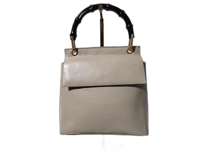 Bolsa de mão de couro Gucci Bamboo com aba bege