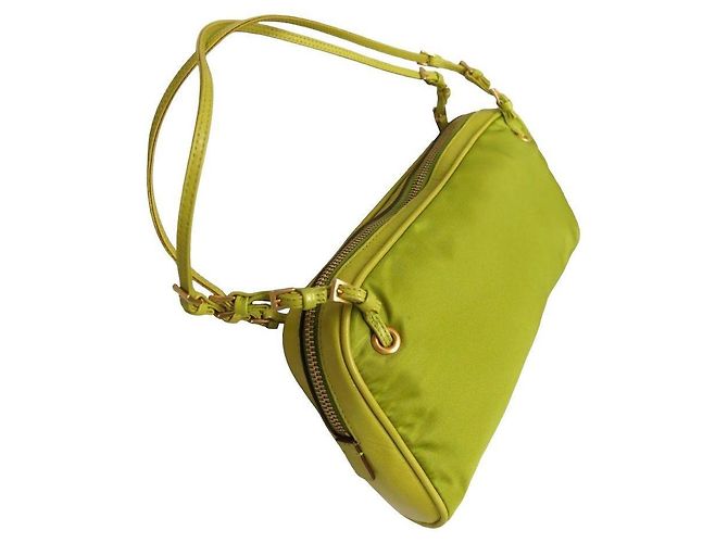 Bolsa Prada verde claro de nylon e couro