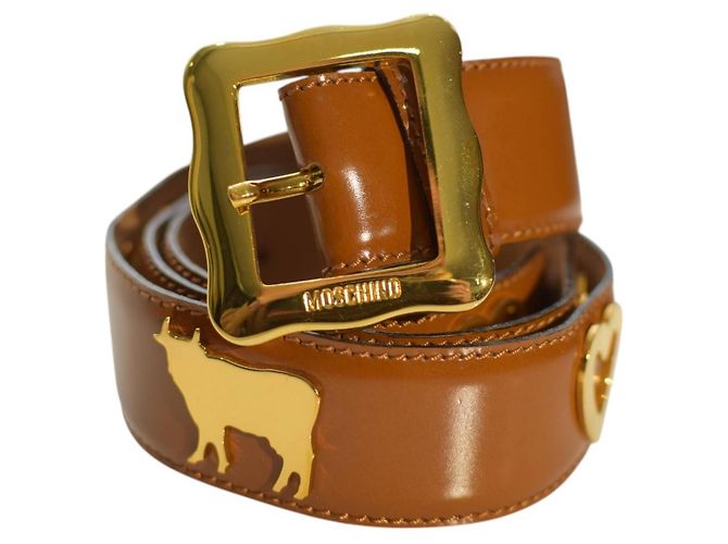 Cinto Moschino de couro brilhante marrom com fivela de coração e vaca