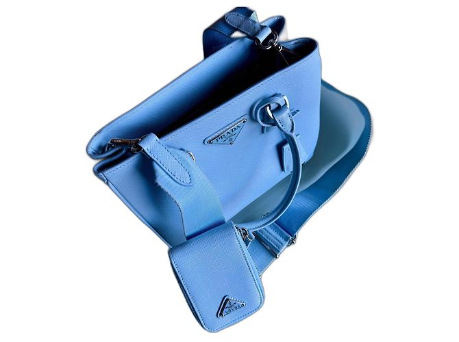 Bolso de mano Prada de piel azul claro