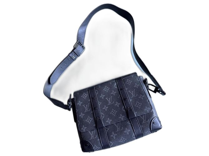 Sac Messenger Soft Trunk Louis Vuitton en cuir noir