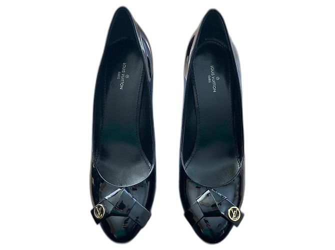 Zapatos de tacón Louis Vuitton en charol negro