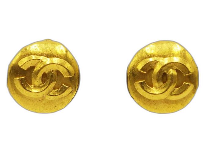 Pendientes de botón martillado Chanel Gold hardware