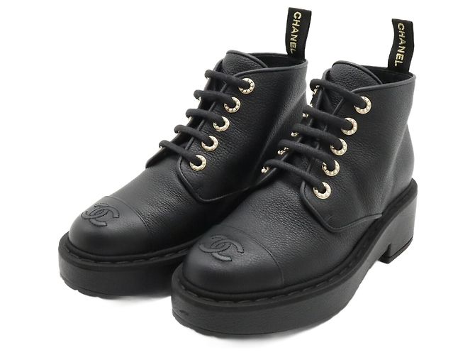 Botas de couro com cadarço e pérolas da Chanel Preto