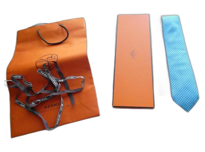 nova gravata Hermès de seda pesada com sua caixa, sacola de compras e fita Azul  ref.1922919