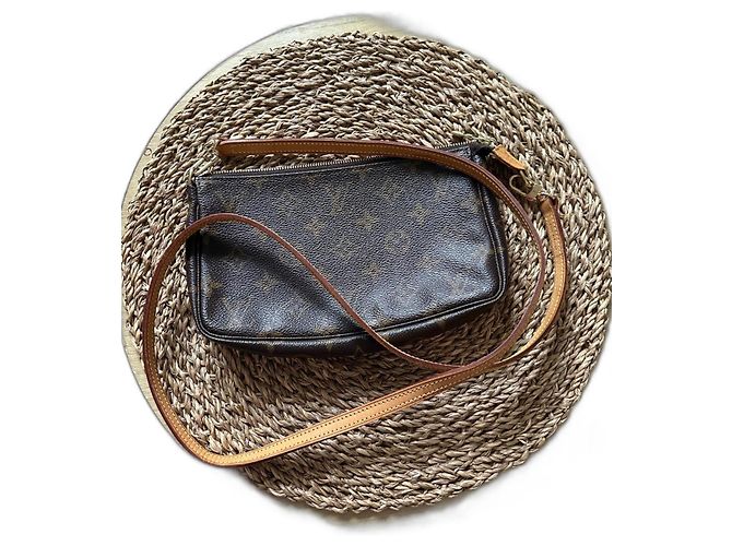 Clutch Louis Vuitton em couro marrom