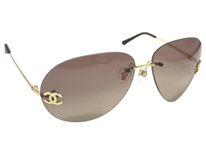 Óculos de sol aviador Chanel CC Logo com strass, com lentes marrons e douradas