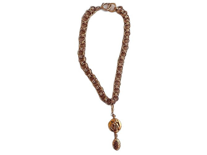 Colar Chanel em metal dourado com pingente