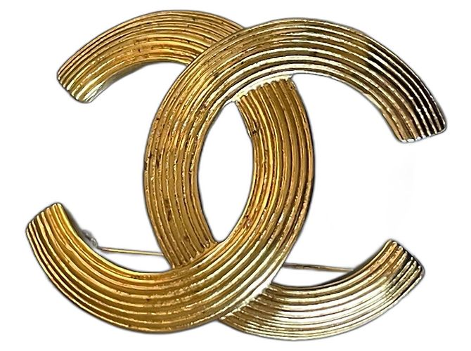 Chanel Maxi Broche Doble Logo CC Dorada Dorado