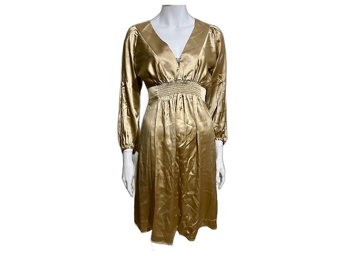 Joseph Seidenkleid in Gold mit Bischofärmeln. Golden