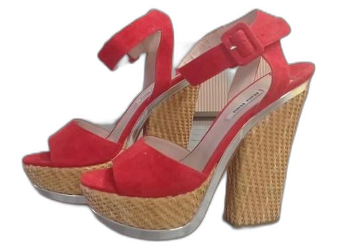 Zapatos de tacón Miu Miu de gamuza roja con plataforma y correas