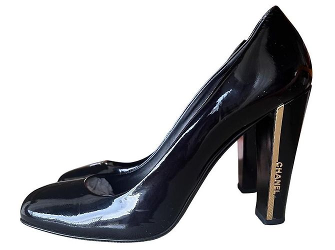 Chanel High Heels aus schwarzem Lackleder