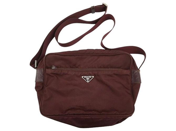 Borsa a tracolla incrociata con logo Prada rosso bordeaux