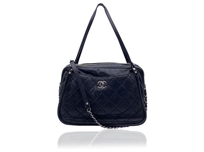 Chanel Bolsa de ombro Relax CC em couro acolchoado preto
