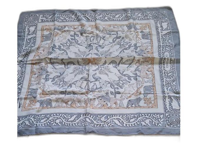 Autre Marque Bufanda Early America de seda gris