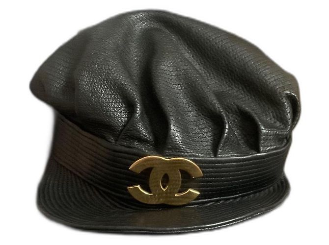Boné Chanel de couro preto com logo CC dourado