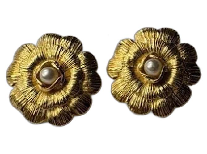 Chanel Ensemble de 2 fleurs de camélia avec des boutons en perles Doré Écru