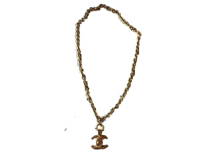 Collar Chanel con cierre CC dorado Gold hardware