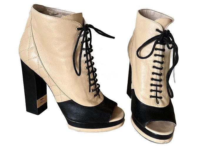 Botines Chanel de cuero con cordones beige
