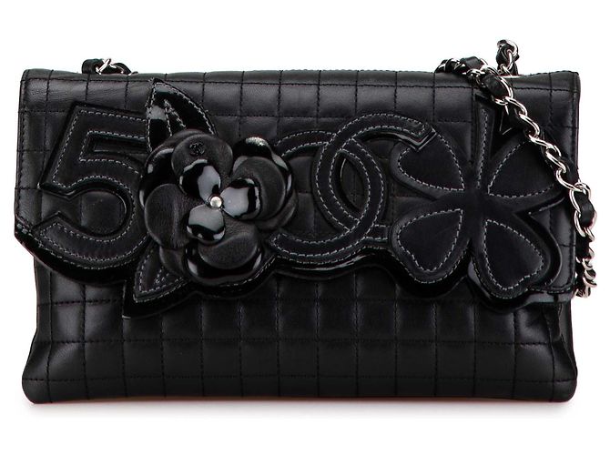 Bolsa de ombro Chanel Black Choco Bar em couro de bezerro Camélia No. 5 CC Preto