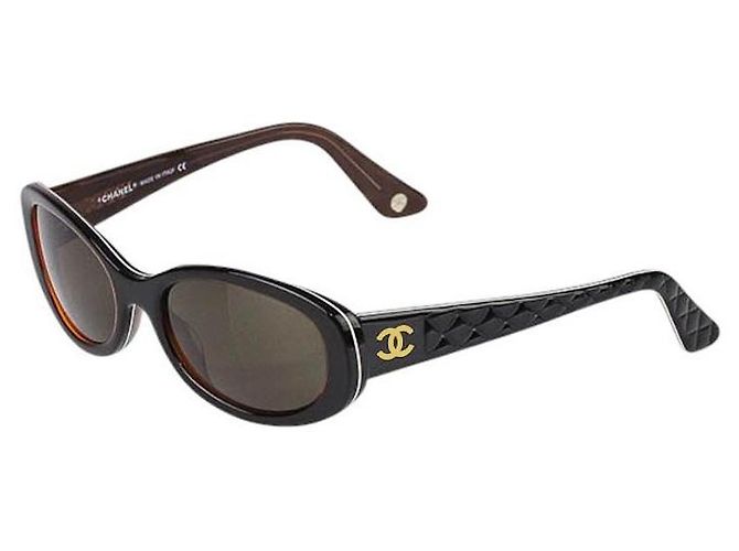 Óculos de sol Chanel preto, marrom e dourado com logo CC acolchoado 5023