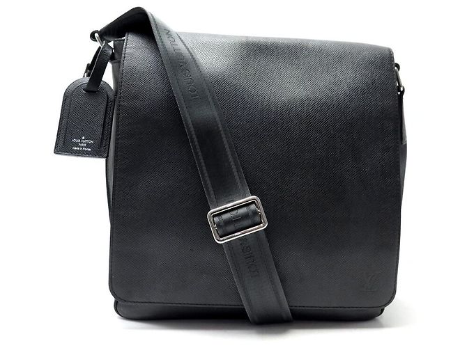 BORSA MESSENGER LOUIS VUITTON MILO PM M32632 IN PELLE TAIGA Nero