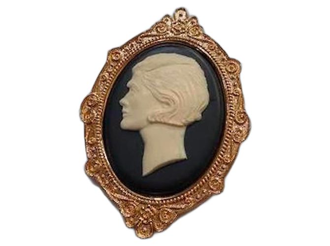 Spilla Chanel Portrait Miss Coco Oro Gold hardware