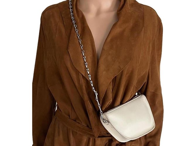 Bolsa de mão Burberry Micro Shield Pearl em couro de cordeiro bege