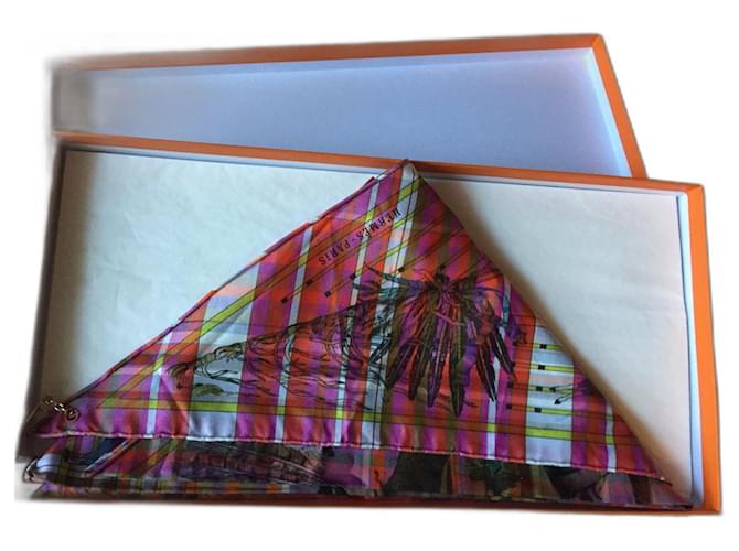 Hermès Très rare foulard HERMES pointu géant intitulé PANI LA SHAR PAWNEE" - Créateur Oliver Kermit - vendu dans sa boîte, papier de soie et bolduc d'origine - coloris : madras - dimensions 140 x 108 x 108 x 68 en taffetas de soie - INTROUVABLE À LA VENTE ! Multicolore  ref.2020948