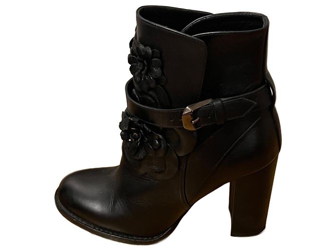 Botas de tornozelo Valentino em couro preto com flores e fivela