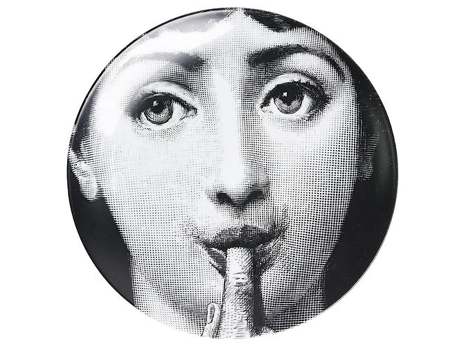 Fornasetti Placa de design com dedo preto e branco na boca