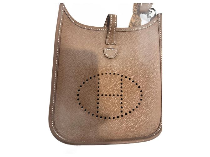 Hermès Evelyne Handtasche aus Leder Camel Kamel