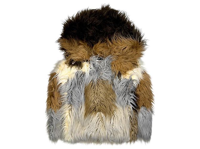 Jaqueta Yeti de pele falsa Chanel FW 2010 Bege