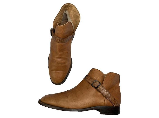 Botas de Cano Baixo de Couro Marrom com Logo V da Valentino Garavani