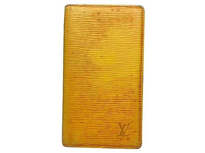 Capa de passaporte Louis Vuitton em couro amarelo