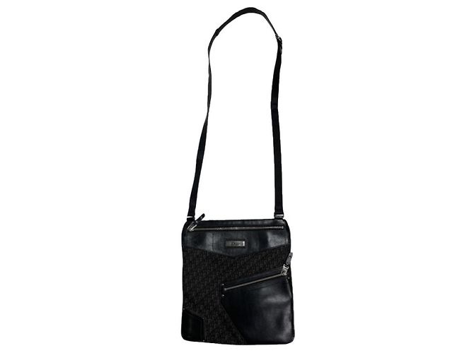 Dior Saddle Handtasche aus schwarzem Lackleder