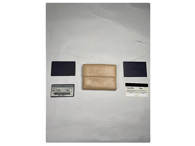 Bolsa pequena de couro bege da Prada