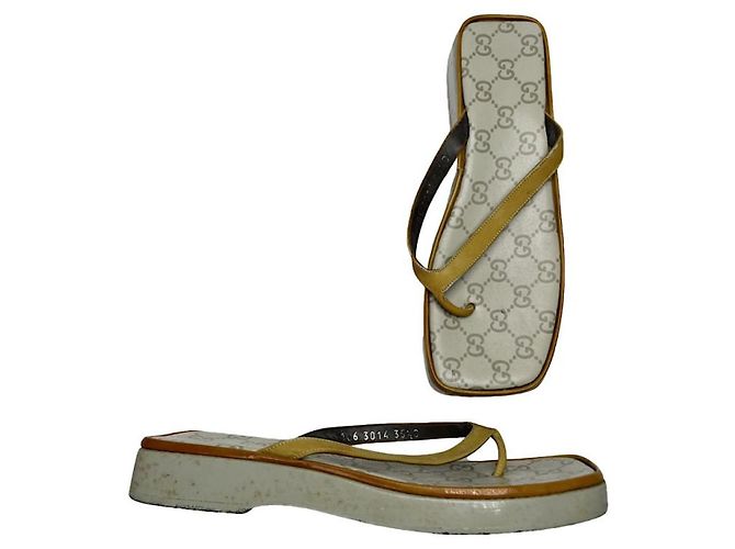 Gucci Double G Sandale aus beigem Leder 