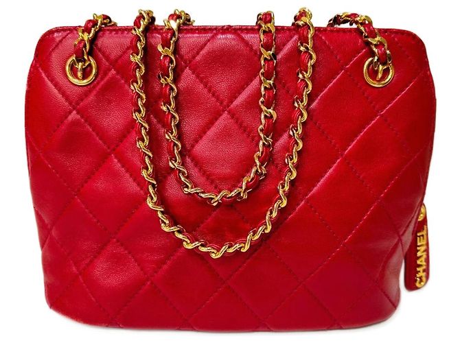 Bolsa Chanel em couro matelassé vermelho e corrente dourada