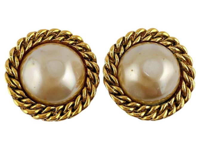 Orecchini a clip dorati Chanel con perle finte D'oro