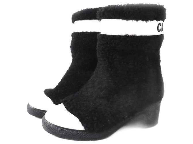 Botas de couro de ovelha Chanel pretas e brancas 35