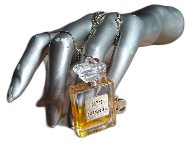 Collar Chanel No.5 de metal con colgante CC Multicolor