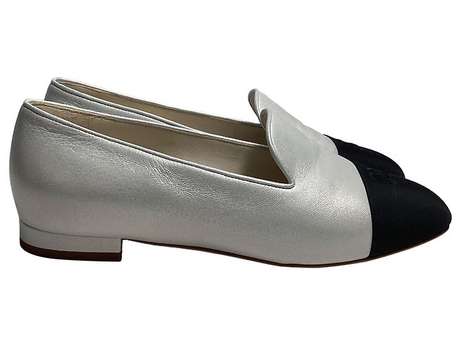 Timeless Bailarinas de cuero plateado con logo CC entrelazado de Chanel Plata