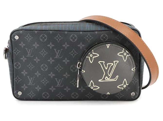 Bolsa Clutch Volga Monogram Eclipse da Louis Vuitton Marrom Monograma Couro Lona  ref.2058553
