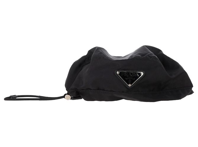 Chapeau beret en nylon noir avec plaque logo Prada et cordon de serrage