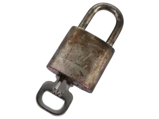 LOUIS VUITTON Vorhängeschloss Metall Silber LV Auth bs22362