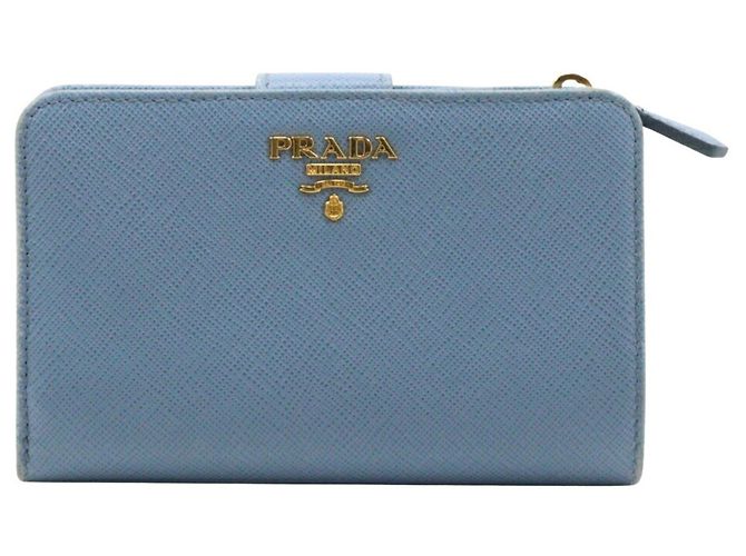 Portafoglio bi-fold Prada in Saffiano blu chiaro
