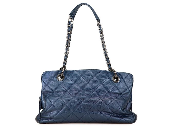 Bolso de compras chic de caviar iridiscente acolchado azul Chanel Azul oscuro