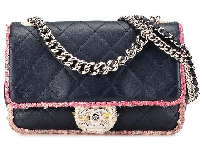Chanel Azul Matelassê em Cordeiro e Tweed com Acabamento Elegante de Aba Azul marinho